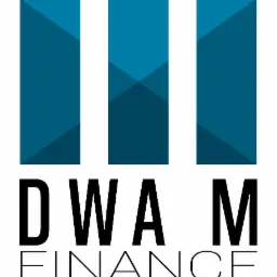 Logo firmy DWA M Finance z trzema pionowymi, niebieskimi prostokątami z elementami graficznymi w górnej części i nazwą firmy zapisaną czarnymi literami poniżej.
