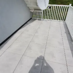 Balkon w systemie wentylowanym z barierką w obrysie balkonu.