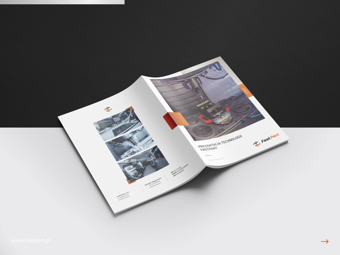 Otwarta broszura firmowa 'FastPart' na białym stole, prezentująca technologię, z trzema zdjęciami maszyn na lewej stronie i zdjęciem maszyny CNC na prawej stronie, z logo firmy w prawym dolnym rogu.