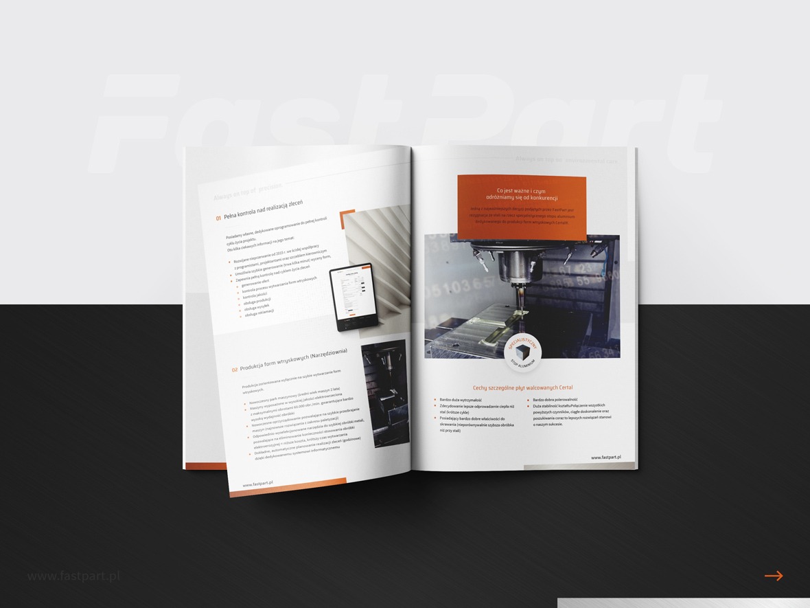Rozkładówka broszury firmowej prezentująca proces obróbki skrawaniem metalu na maszynie CNC, z bliska widoczny frez i obrabiany detal