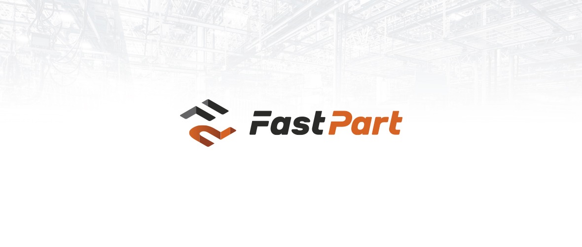 Logo firmy FastPart z abstrakcyjnym symbolem i nazwą na tle hali produkcyjnej.