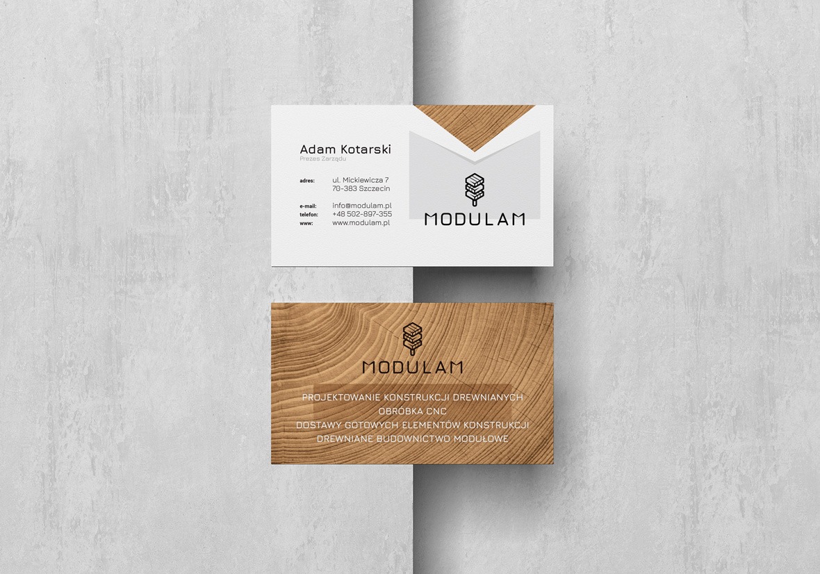 Dwie wizytówki firmy Modulam z drewnianym motywem, prezentujące dane kontaktowe i zakres usług: projektowanie konstrukcji drewnianych, obróbka CNC, dostawy gotowych elementów konstrukcji...