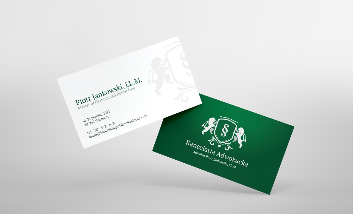 Dwie wizytówki: biała z danymi Piotra Jankowskiego, LL.M. i zielona z nazwą Kancelaria Adwokacka, obie z herbem z lwami i paragrafem, uniesione na jasnym tle.
