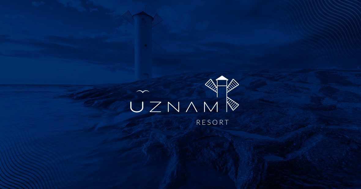 Nocny widok na morze z latarnią morską w tle i logo UZNAM Resort na pierwszym planie.