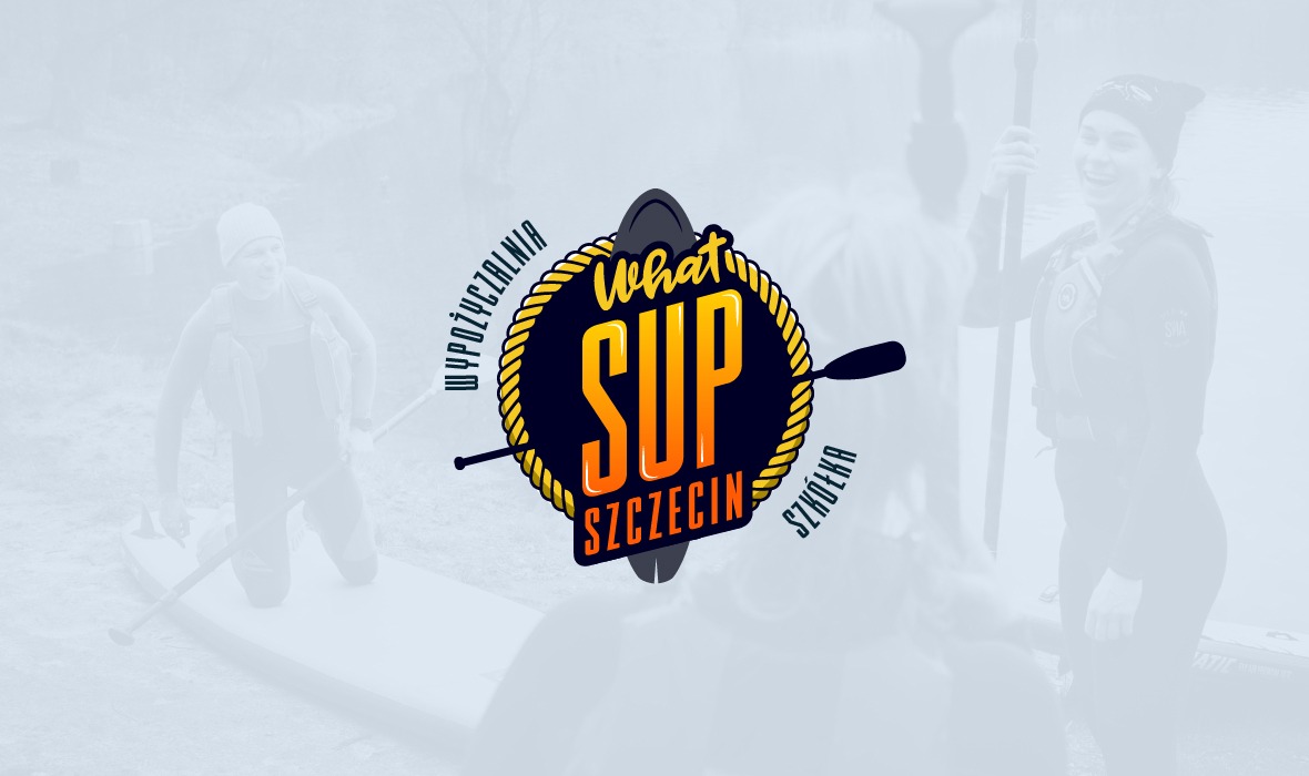 Logo wypożyczalni i szkoły SUP w Szczecinie na tle osób pływających na deskach SUP w pochmurny dzień.