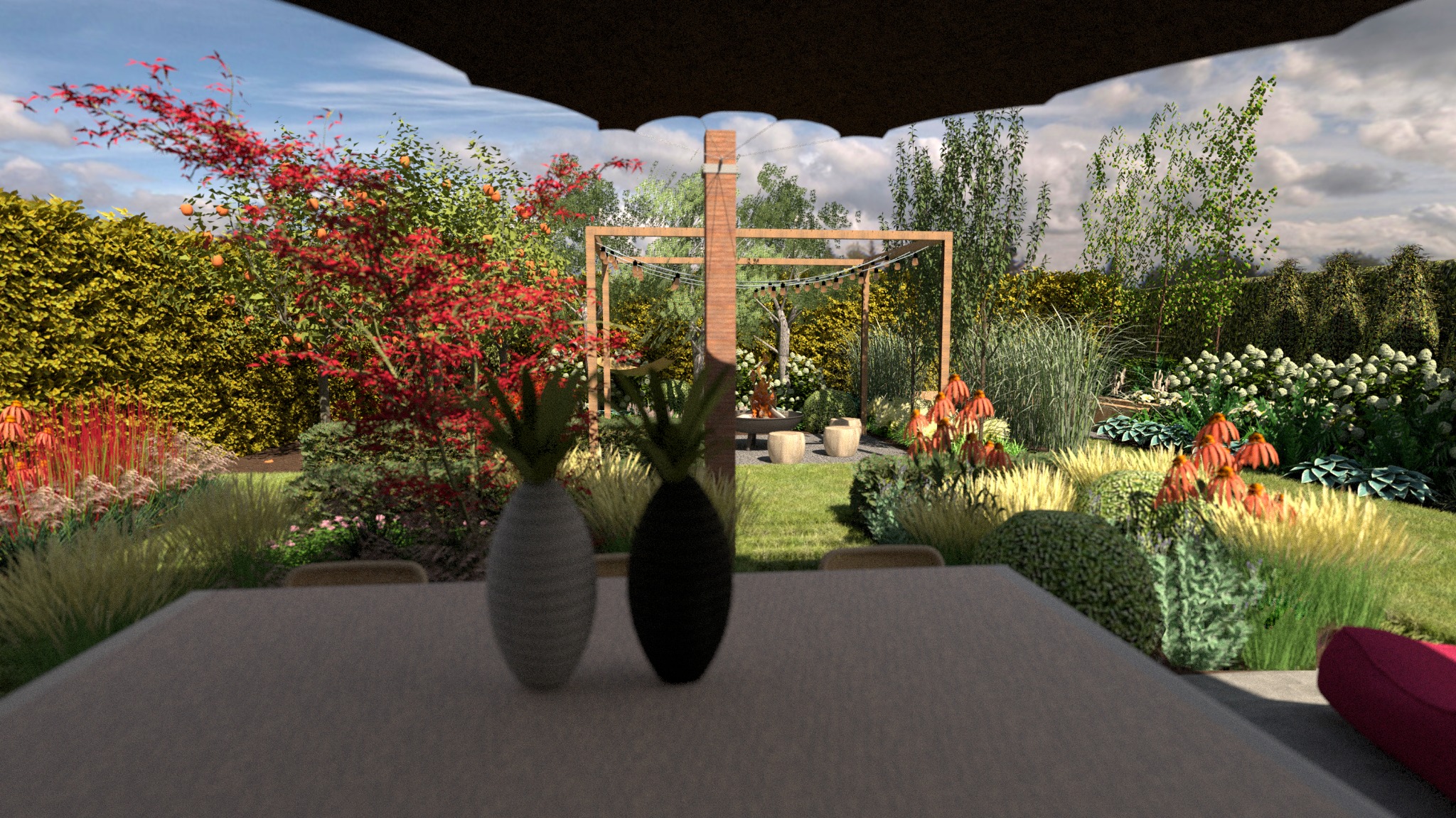 Aranżacja ogrodu z miejscem do wypoczynku, pergola z oświetleniem, dekoracyjne wazony na stole w pierwszym planie, różnorodna roślinność: drzewa, krzewy, kwiaty.