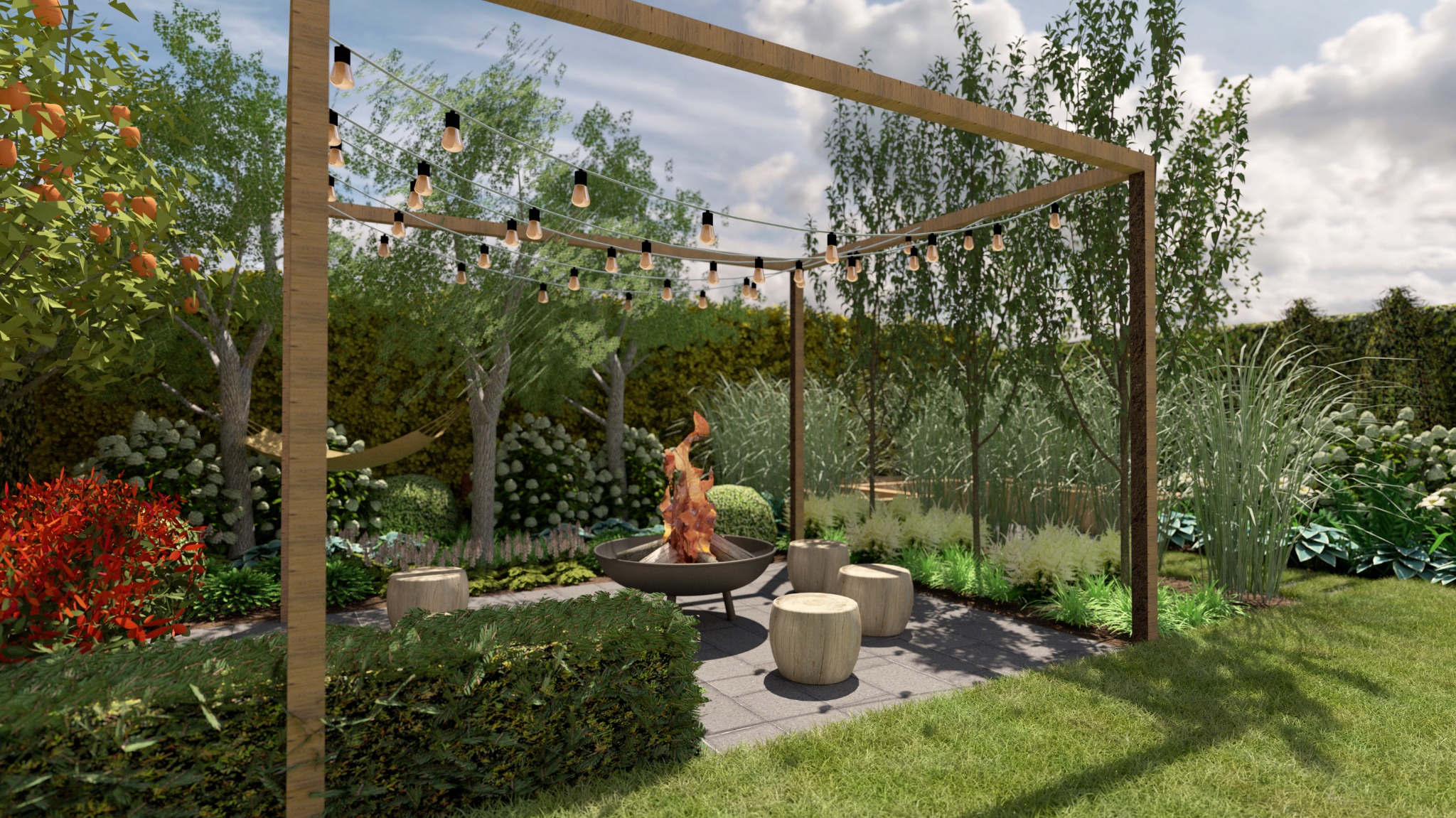 Nowoczesna aranżacja ogrodu z paleniskiem otoczonym drewnianymi siedziskami, oświetlonym girlandą żarówek, z hamakiem zawieszonym między drzewami i bujną roślinnością w tle.