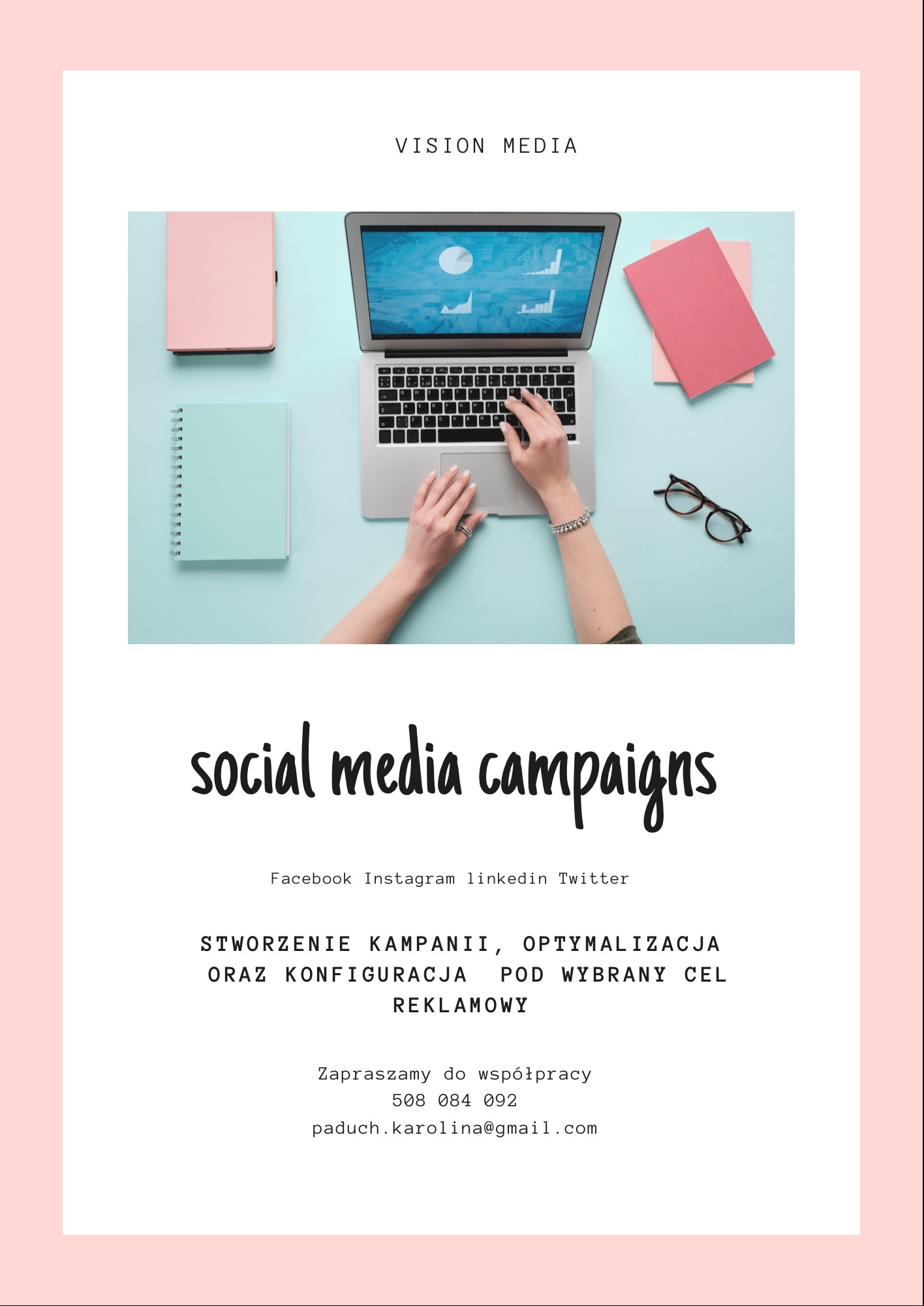 Ręce kobiety pracującej na laptopie, na ekranie wykresy, obok notatniki, okulary i napis 'social media campaigns'.