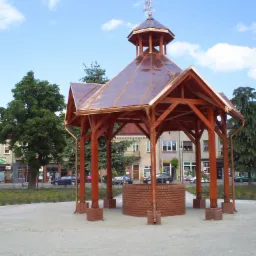 Rewitalizacja rynku w Lubaczowie gotowa altana nad studnią