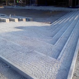Rewitalizacja parku zdrojowego w Horyńcu Zdroju alejki szutrowe, kostka granitowa, płyty granitowe oraz obrzeża i krawężniki granitowe. Amfiteatr