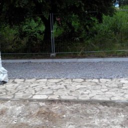 Rewitalizacja parku zdrojowego w Horyńcu Zdroju alejki szutrowe, kostka granitowa, płyty granitowe oraz obrzeża i krawężniki granitowe. podstawa pod ławki z brukowca