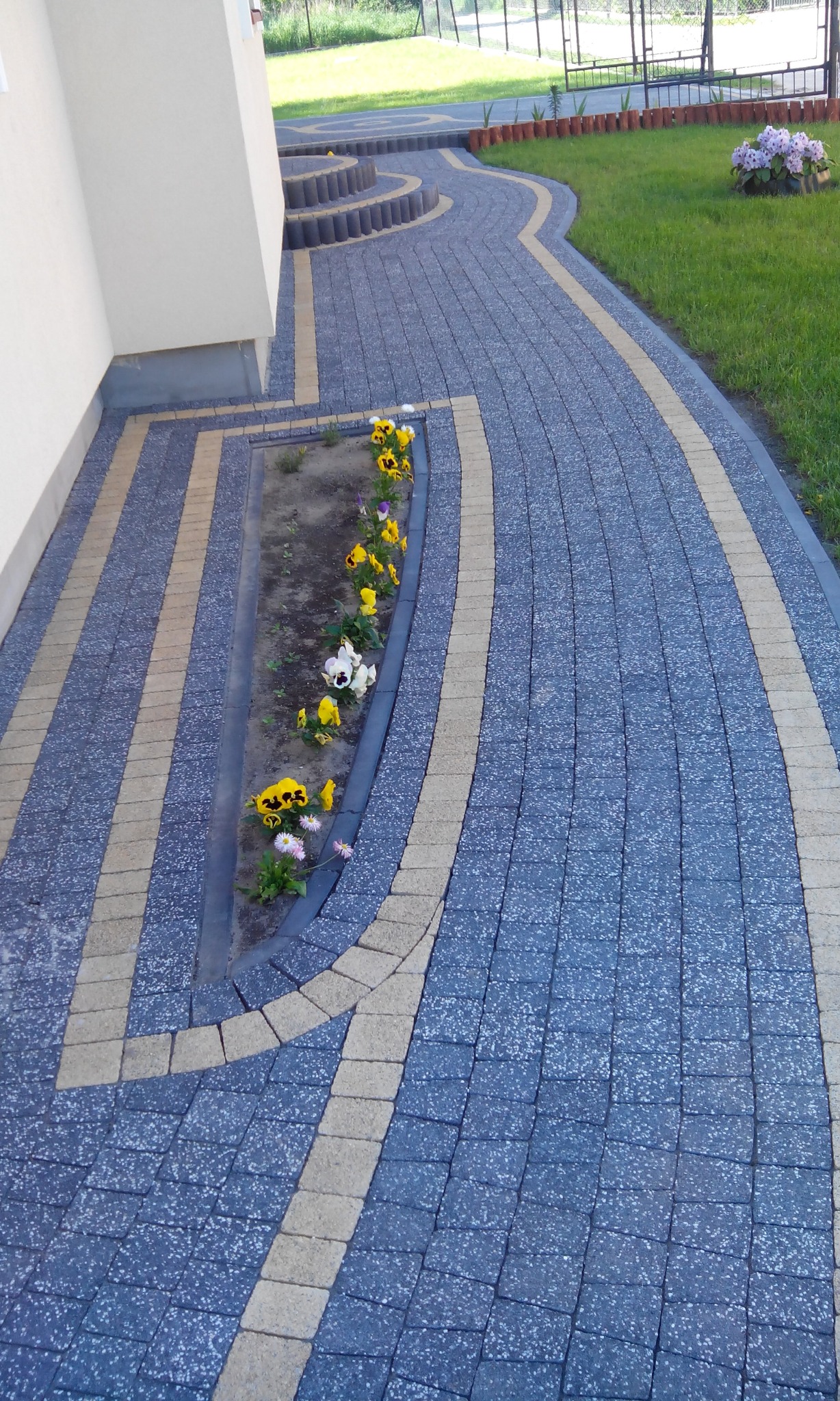 Projekt klienta prywatnego kostka 'Nostalit' obrzeża 6 x 20, palisada 'Ring'