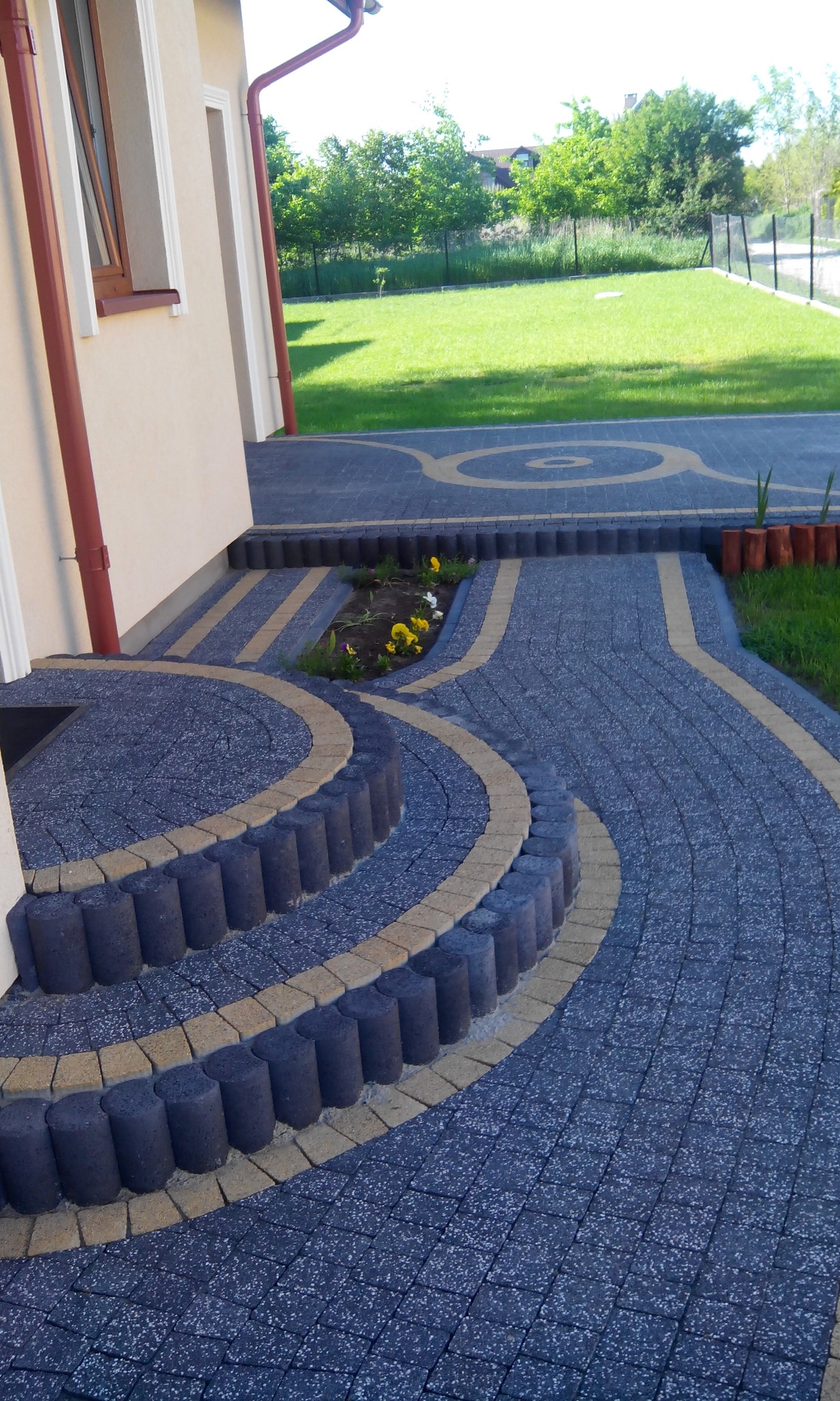 Projekt klienta prywatnego kostka 'ARKO' obrzeża 6 x 20, palisada 'Ring'