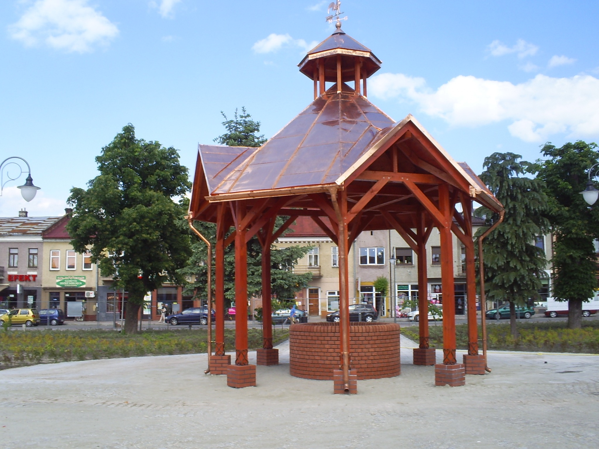 Rewitalizacja rynku w Lubaczowie gotowa altana nad studnią