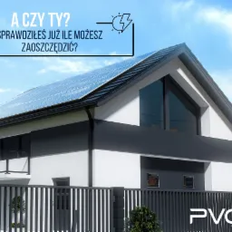 Nowoczesny dom z panelami fotowoltaicznymi na dachu, z napisem 'A czy Ty? Sprawdziłeś już ile możesz zaoszczędzić?' i logo PVGE w dolnym rogu.
