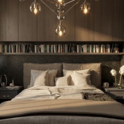 MAC-Project / Architektura, projektowanie, aranżacja wnętrz - Elegancka sypialnia z dużym łóżkiem, ciemną, teksturowaną ścianą za zagłówkiem i wbudowaną półką na książki. Nowoczesny żyrandol z kulistymi kloszami, dwa nocne stoliki z lampkami. Ciepłe...