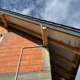 Connect Home Paweł Suchoń - Wstępny montaż haka wraz z trasą pod ocieplenie domu do przyłącza sieci napowietrznej tymczasowej budowlanej.