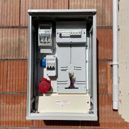 Connect Home Paweł Suchoń - Wstępny montaż tymczasowej skrzyni przyłącza budowlanego wraz z pełnym uzbrojeniem tablicy.
