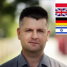 Portret mężczyzny z flagami Polski, Wielkiej Brytanii, Niemiec i Izraela w tle po prawej stronie.