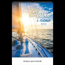 Kalendarz ścienny na rok 2022 z motywem żaglówki płynącej po morzu w blasku zachodzącego słońca, widoczny napis 'Blaski i cienie', u dołu miejsce na nadruk reklamowy.