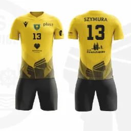 Grafika prezentująca projekt stroju sportowego w kolorze żółtym z czarnymi elementami, z numerem 13, logotypami sponsorów i herbem klubu, widok z przodu i z tyłu.