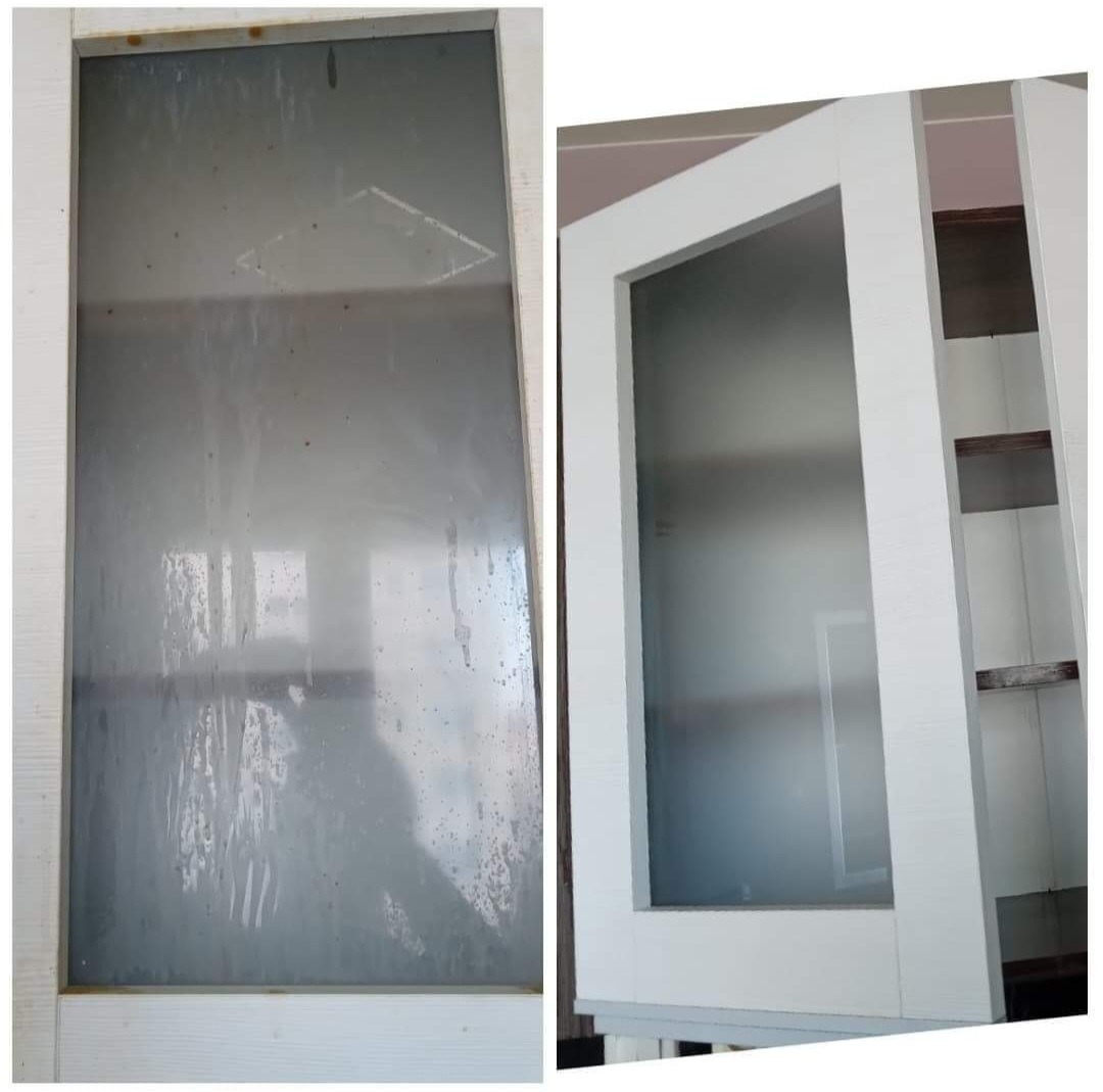 Porównanie: Brudne okno z białymi ramami po lewej stronie i czyste okno z białymi ramami po prawej stronie, widoczne smugi i zacieki na szybie przed czyszczeniem.