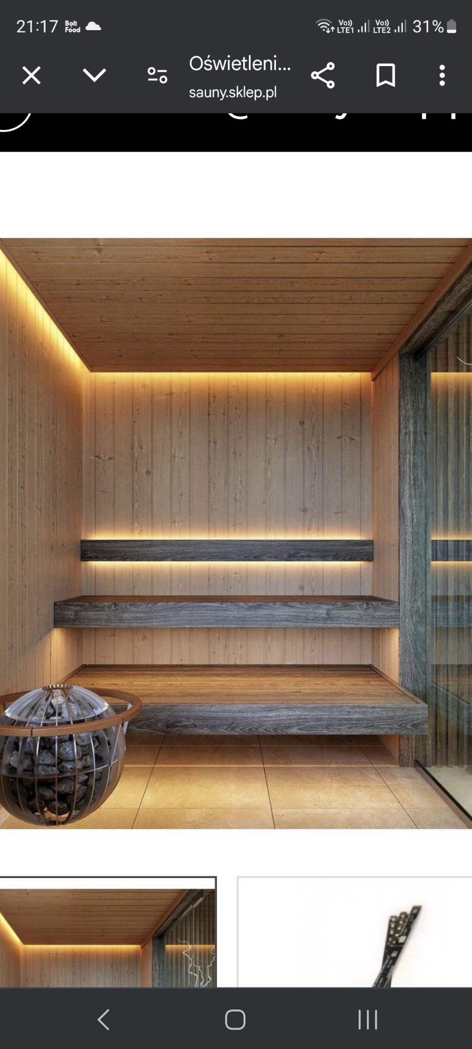 Nowoczesna sauna z drewnianym wykończeniem i subtelnym, ciepłym oświetleniem LED. Widoczne drewniane ławy i piec z kamieniami. Minimalistyczny design i relaksująca atmosfera.