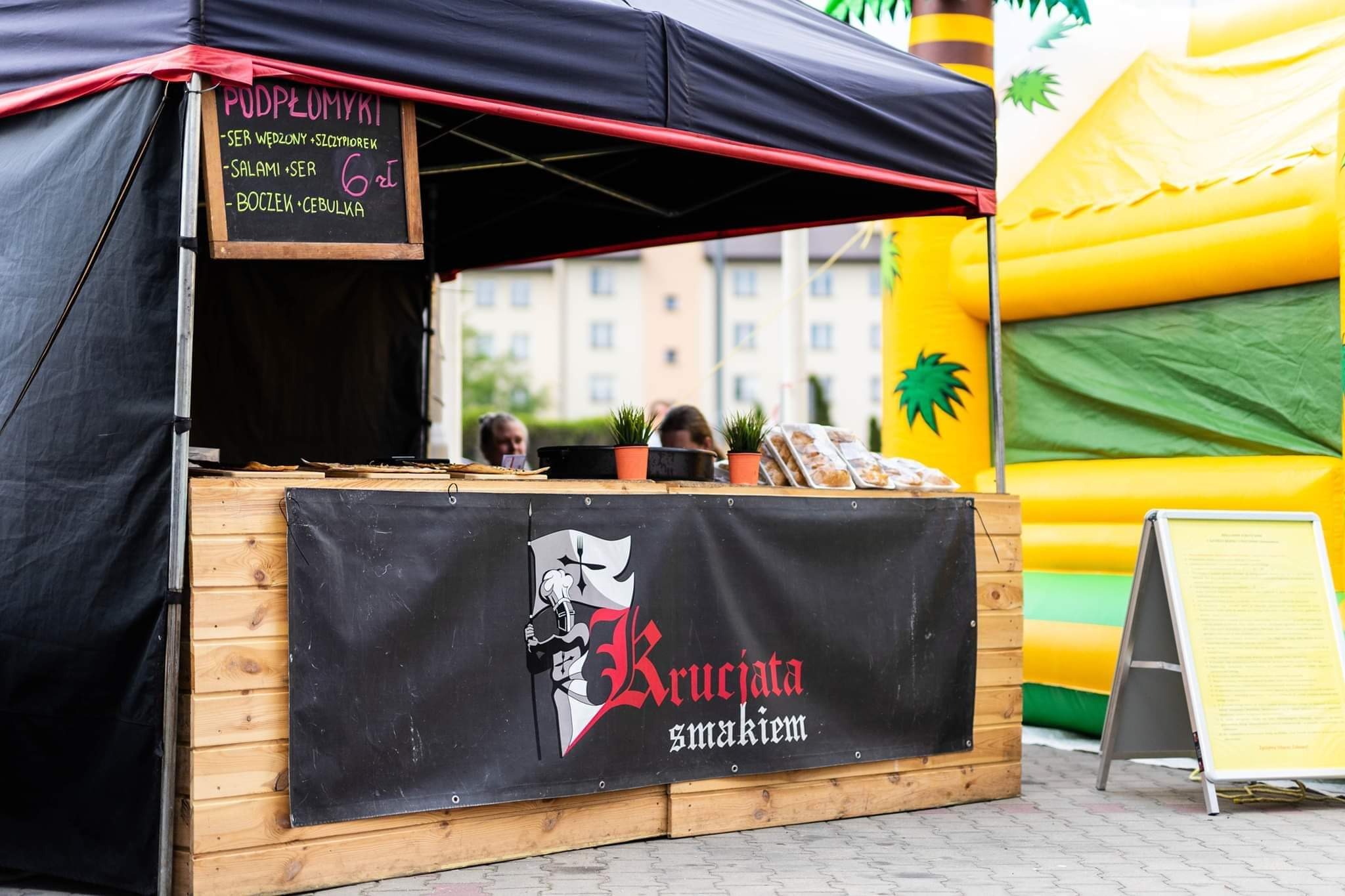 Plenerowe stoisko z podpłomykami