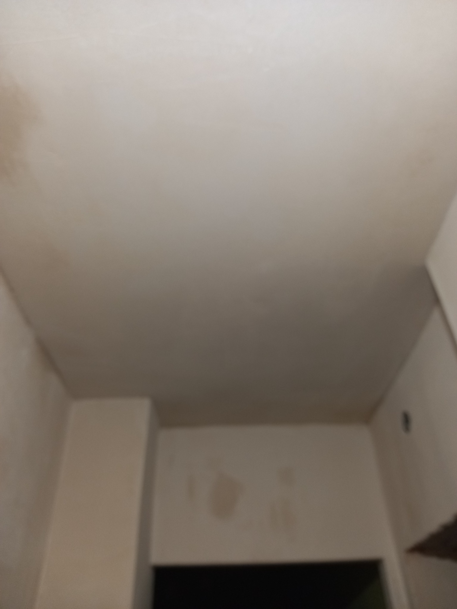 Niedokładne ujęcie sufitu i ścian w trakcie prac wykończeniowych w Tuliszkowie, widoczne niedoskonałości i nierówności powierzchni przed ostatecznym wykończeniem.