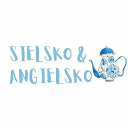 Ilustracja akwarelowa: jasnoniebieski napis 'SIELSKO & ANGIELSKO' obok czajnika w stylu Delft, z niebieskimi kwiatowymi wzorami na białym tle.