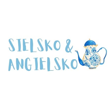 Ilustracja akwarelowa: jasnoniebieski napis 'SIELSKO & ANGIELSKO' obok czajnika w stylu Delft, z niebieskimi kwiatowymi wzorami na białym tle.