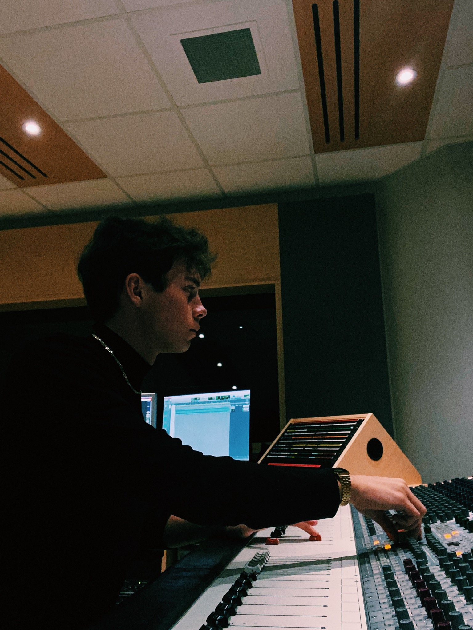 Praca przy konsoli Neve Custom 75 w SAE Institute Bankstock Studios w Londynie