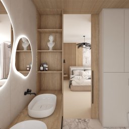 Paulina Teodorczyk - Architektura Wnętrz - Nowoczesna łazienka z owalnym lustrem z podświetleniem LED, drewnianymi półkami z dekoracjami i widokiem na sypialnię. Minimalistyczny design, jasne kolory, marmurowe akcenty.