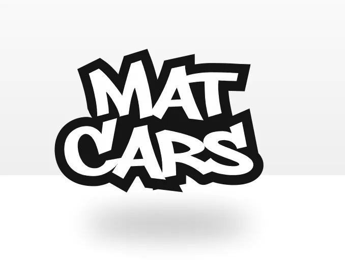 Czarno-białe logo 'MAT CARS' z cieniem na jasnoszarym tle, w stylu komiksowym z ząbkowanymi krawędziami.