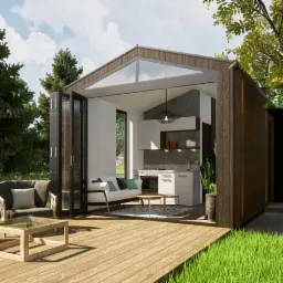 Nowoczesny, drewniany domek letniskowy z dużymi oknami i otwartą przestrzenią salonu z aneksem kuchennym, widok z zewnątrz na drewniany taras i zieleń.