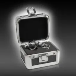 Otwarta srebrna walizeczka z czarnym wnętrzem, zawierająca dwa metalowe pierścienie na czarnym, piankowym podłożu.