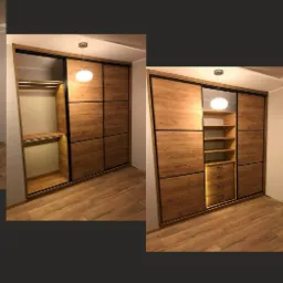 Duża szafa przesuwna z drewnianymi frontami i czarnymi obramowaniami, oświetlona od wewnątrz, widok na półki i szuflady, podłoga drewniana, logo firmy w rogu.