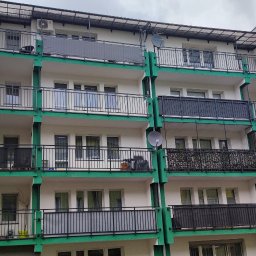 Balustrady balkonowe na bloku mieszkalnym w Rudzie Śląskiej.