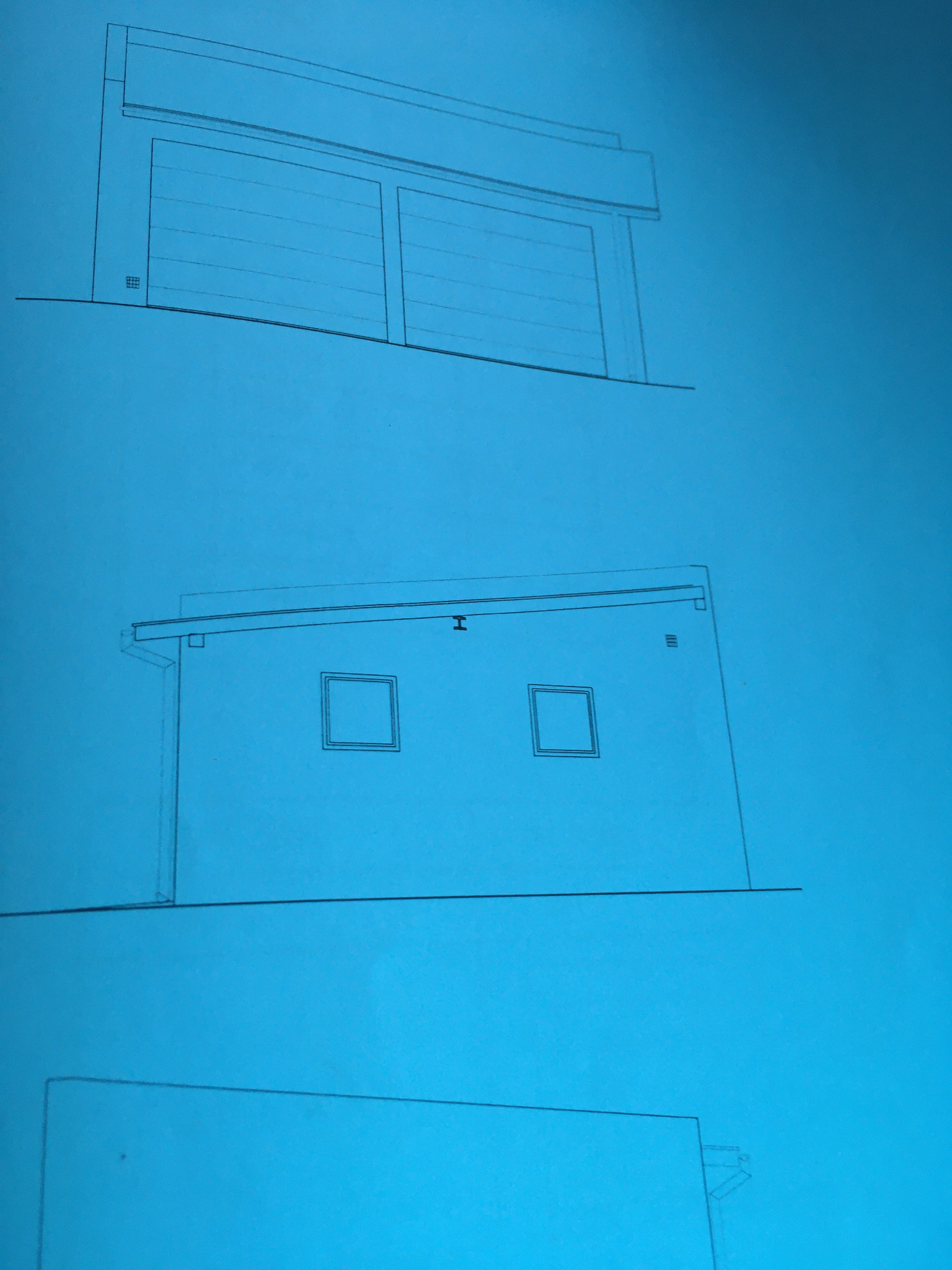 Rzut elewacji budynku z garażem, przedstawiony jako szkic techniczny na niebieskim tle.