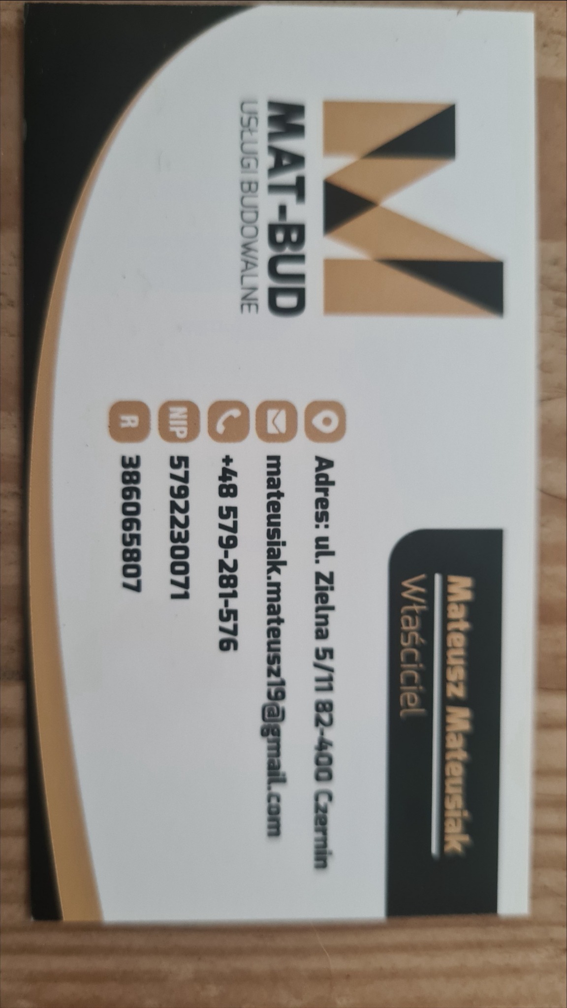 Wizytówka firmy MAT-BUD oferującej usługi budowlane, z logo w kształcie litery M, adresem, numerem telefonu, adresem e-mail, NIP i REGON.