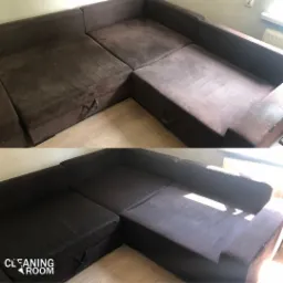 Brązowa, modułowa kanapa narożna z widoczną różnicą w czystości tapicerki: część po lewej stronie jest wyraźnie zabrudzona, natomiast prawa strona po czyszczeniu prezentuje się odświeżona...