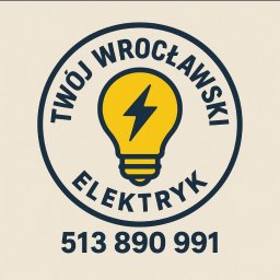Roman Ławniczak - Grafika: Żółta żarówka z symbolem błyskawicy w okręgu z napisem 'Twój Wrocławski Elektryk' i numerem telefonu 513 890 991 na kremowym tle.
