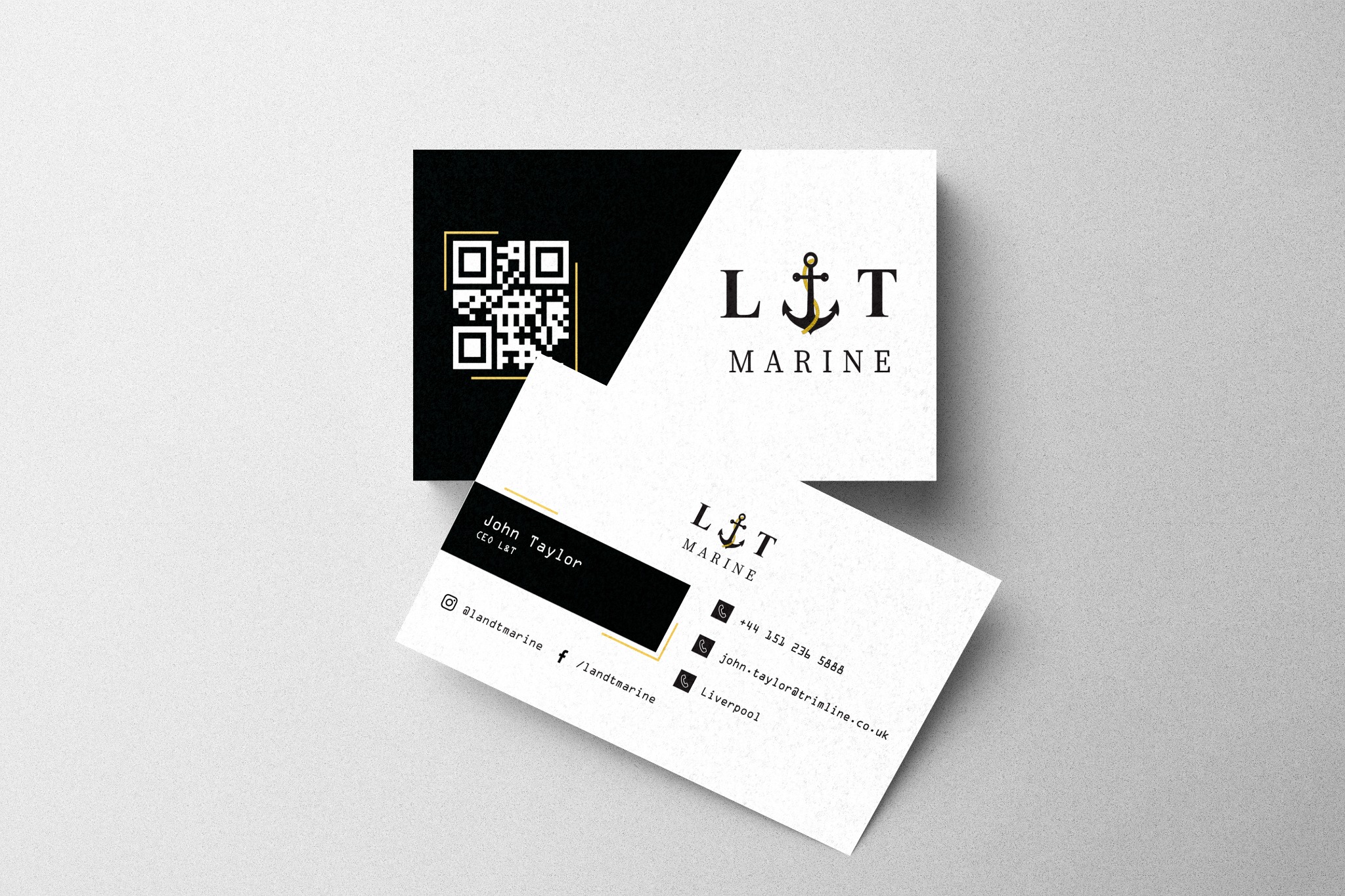 Dwie wizytówki firmy L&T Marine, jedna czarno-biała z kodem QR, druga biała z czarnym tekstem i logiem kotwicy, leżące na szarym tle.