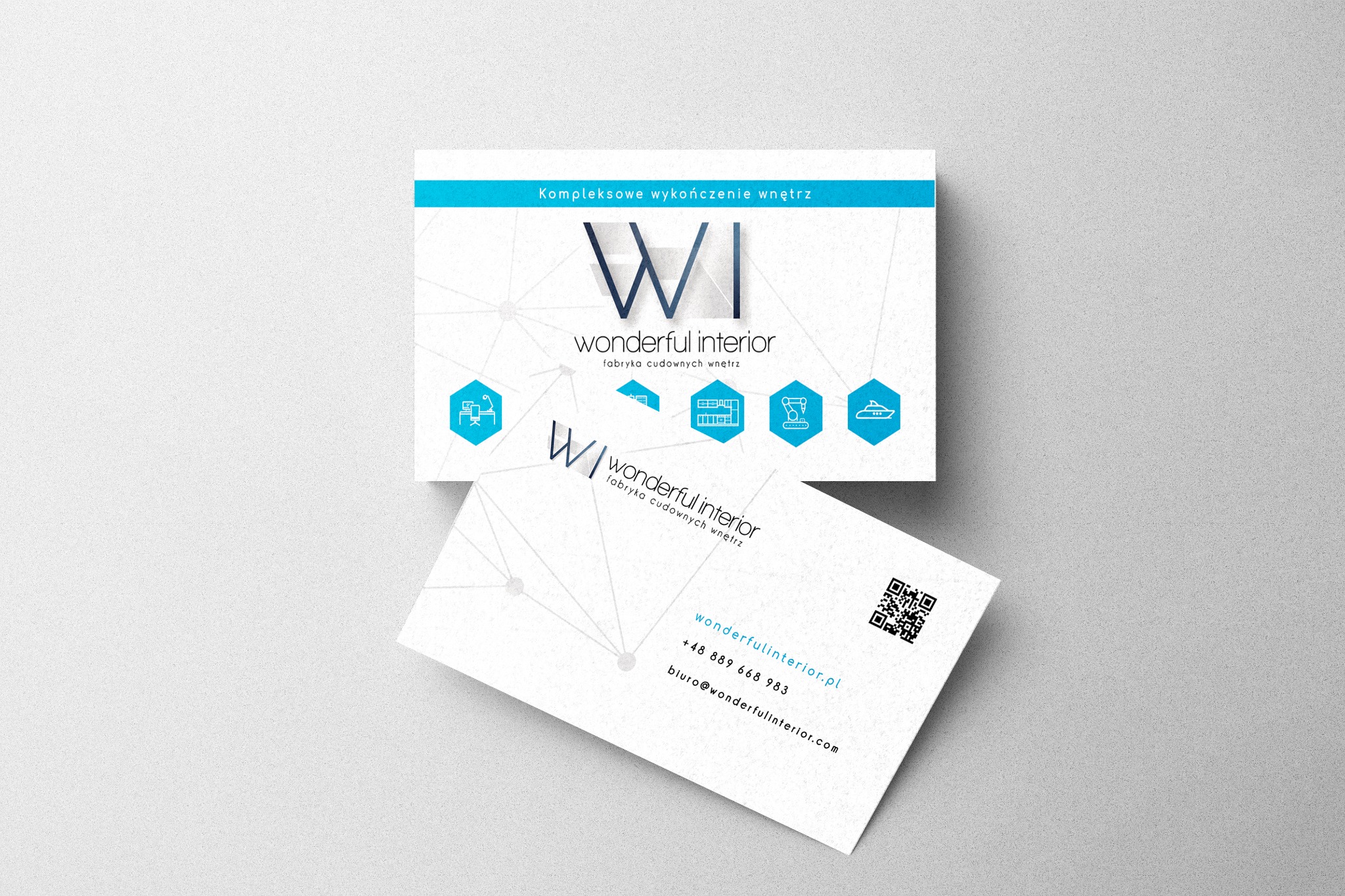 Dwie wizytówki firmy 'Wonderful Interior' na białym tle. Górna wizytówka z logo WI i hasłem 'Kompleksowe wykończenie wnętrz' oraz ikonami w heksagonach. Dolna wizytówka z adresem strony...