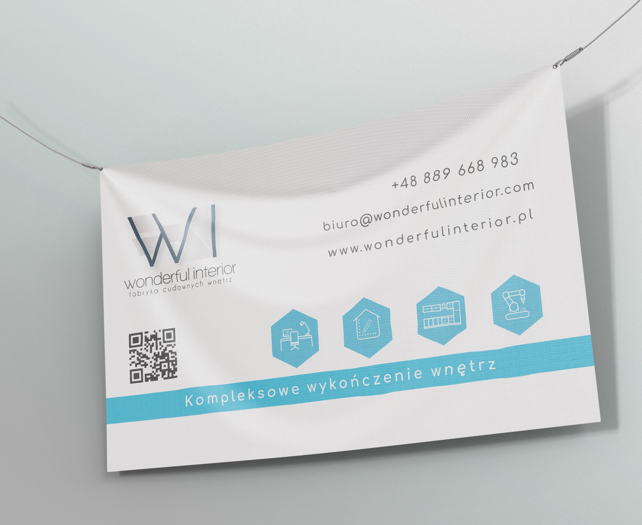 Biała, wisząca płachta reklamowa z logo firmy 'Wonderful Interior' i danymi kontaktowymi, prezentująca ofertę kompleksowego wykończenia wnętrz.