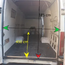 Wnętrze pustego, białego busa z otwartymi drzwiami, widoczne wymiary: wysokość 185 cm, szerokość 170 cm, głębokość 450 cm.