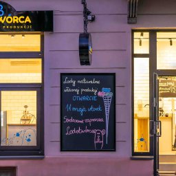 Tak to już dzisiaj! Serdecznie zapraszam na moje pierwsze naturalne, świeże, dopiero co ukręcone lody. Jakimi smakami będziecie mogli się rozkoszować? Niech pozostanie niespodzianką, którą odkryjecie bezpośrednio w lodziarni Lodotwórca w Rzeszowie