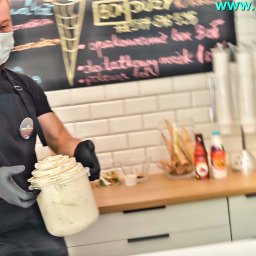 Odkrywanie stało się Twoją pasją? Zapraszamy do naszej oazy orientalnych smaków. Lody daktylowe z lodziarni Lodotwórca Rzeszów ul. Kreczmera 6/2 sprawią, że poczujesz jak wygląda odpoczynek pod palmami! Pozdrawiam i zapraszam lodowych łasuchów.