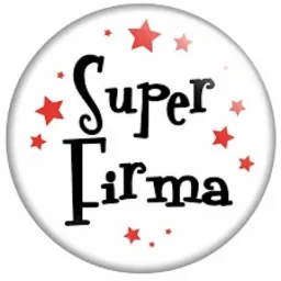 Okrągła odznaka z napisem 'Super Firma' w czarnym, ozdobnym kroju pisma, otoczona czerwonymi gwiazdkami na białym tle.