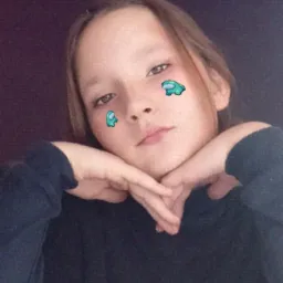 Młoda osoba z filtrami graficznymi na twarzy, opierająca brodę na dłoniach, ubrana w ciemną bluzę z czerwonym napisem.